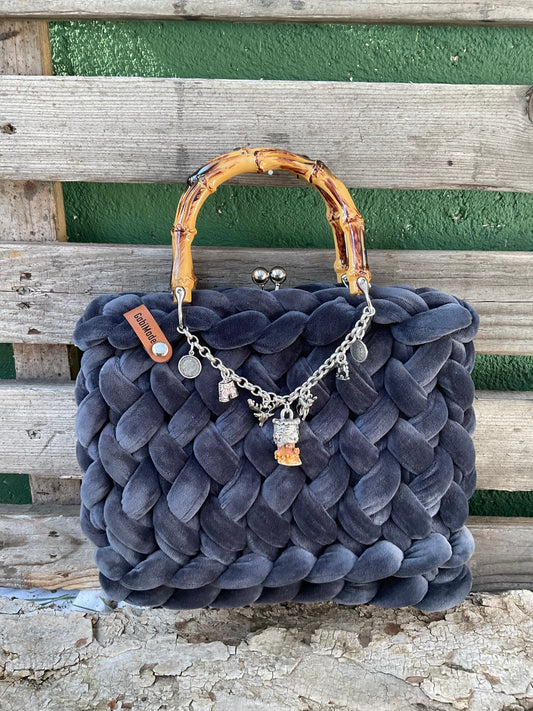 Eine gestrickte Tasche mit charivari und Griffen 