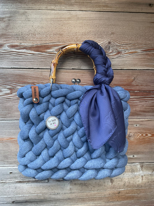 Eine gestrickte trachtentasche im Jeanslook 