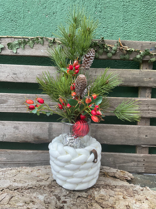 Eine gestrickte weiße Vase 