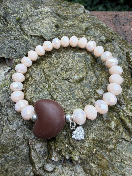 Ein champagberfarbenes Armband mit braunen Herz 