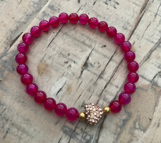 Ein pinkes perlenarmband mit straßherz