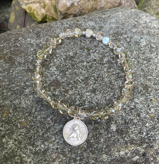 Ein Armband aus hellen Perlen und Anhänger 