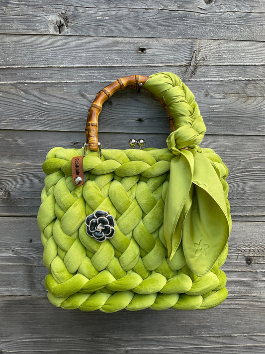 Eine gestrickte grüne trachtentasche 