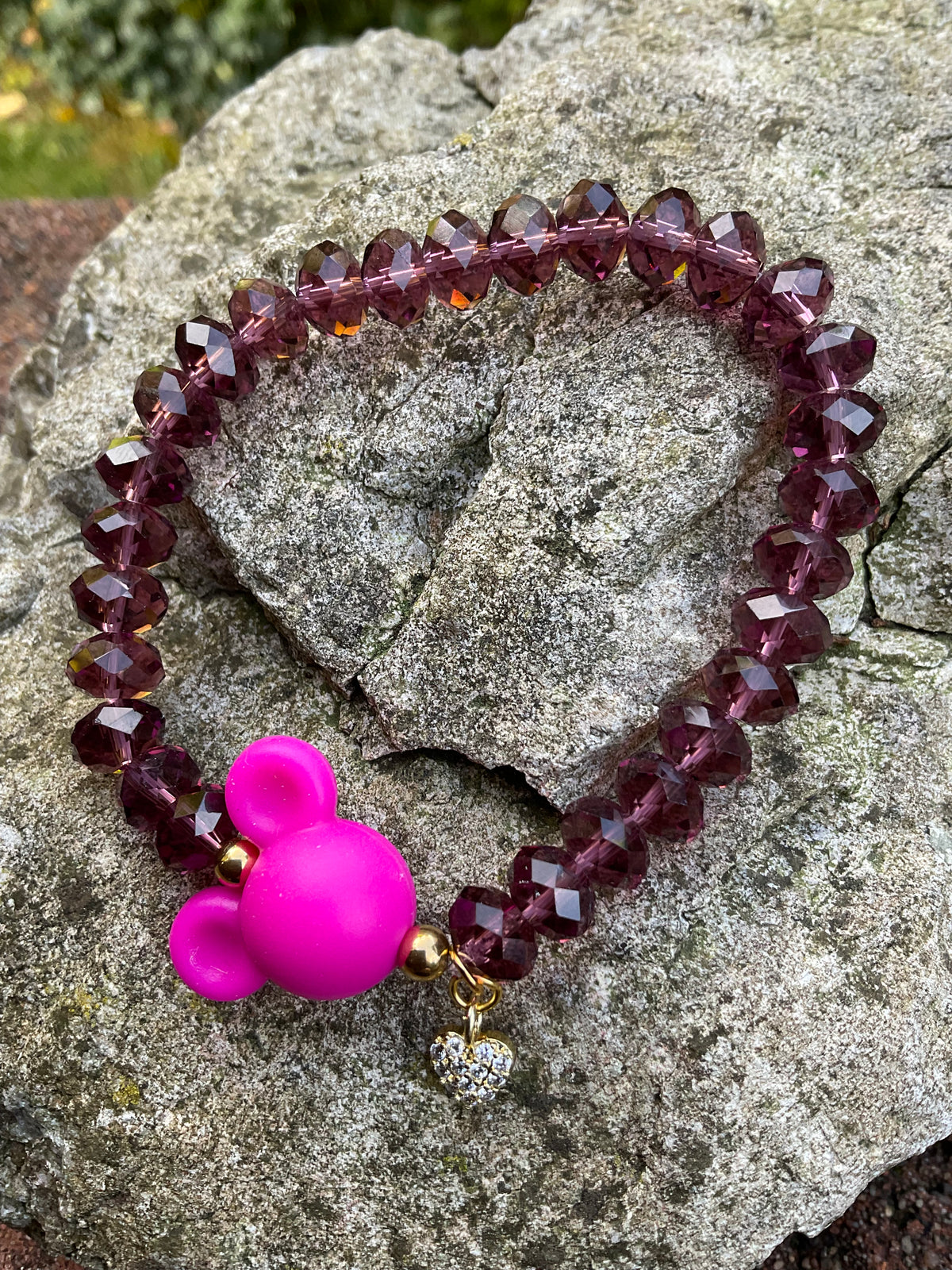 Ein Perlenarmband mit mausiperle und Herzanhänger 