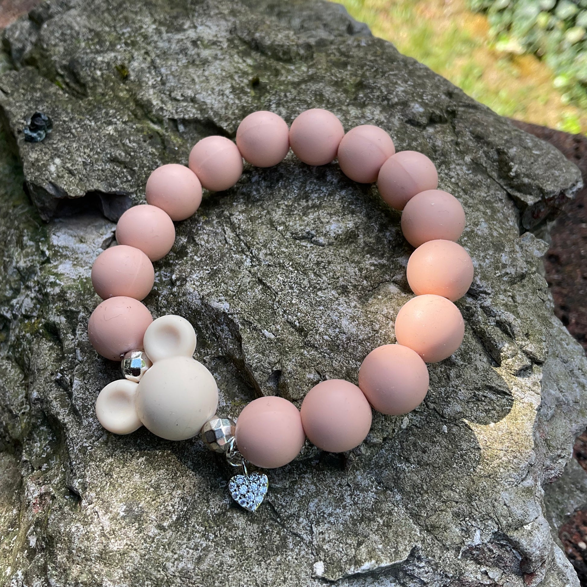 Ein Nudefarbenes Mausiarmband mit Glitzerherz