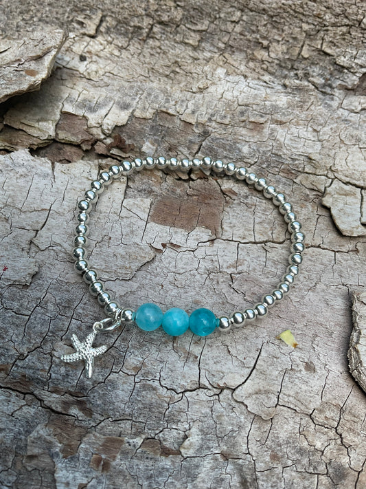 Ein Armband aus Silber und Amazonit Perlen mit Seestern Anhänger 