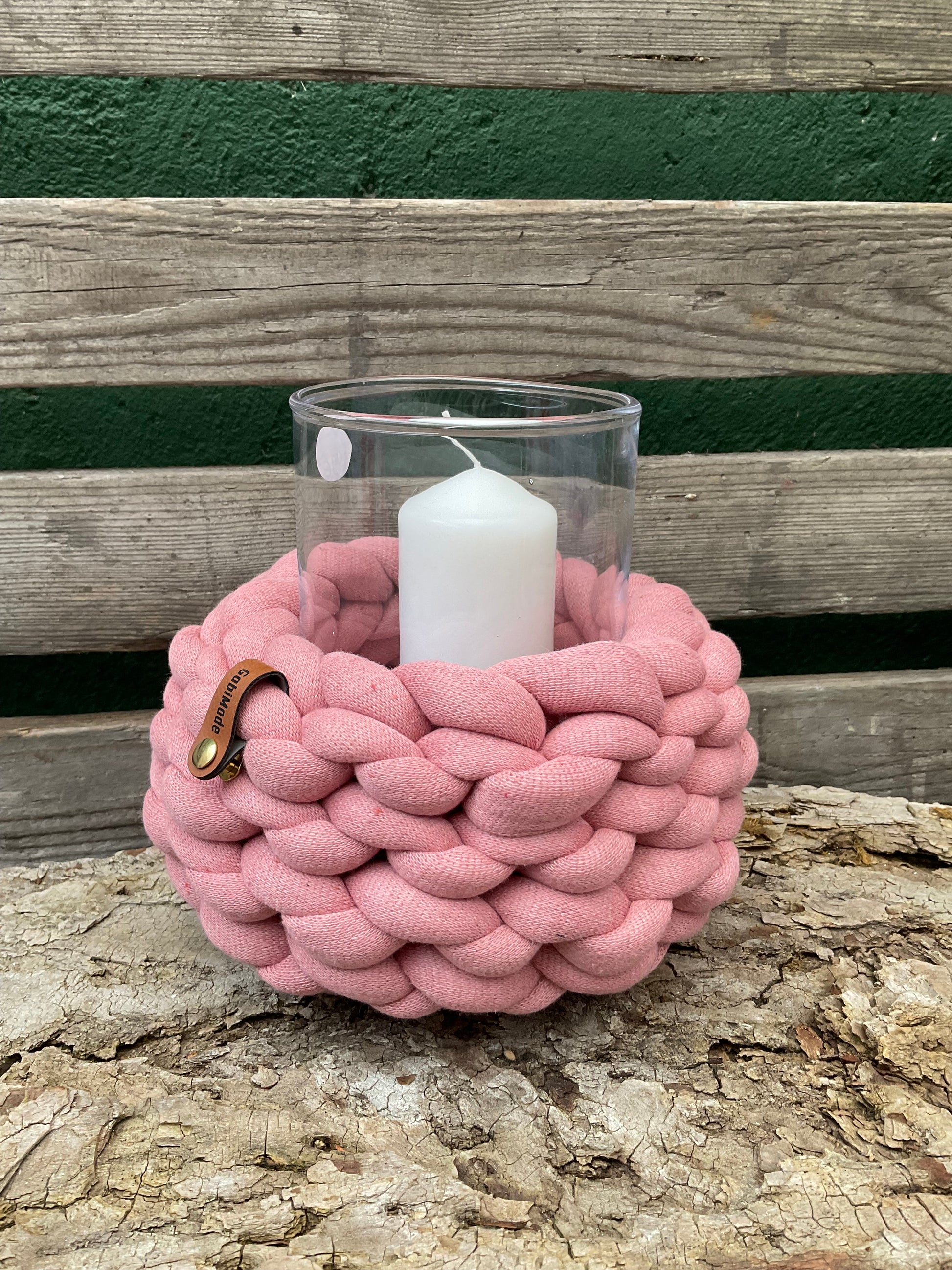 Ein gestricktes rosa Windlicht mit Glaseinsatz 