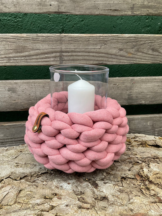 Ein gestricktes rosa Windlicht mit Glaseinsatz 