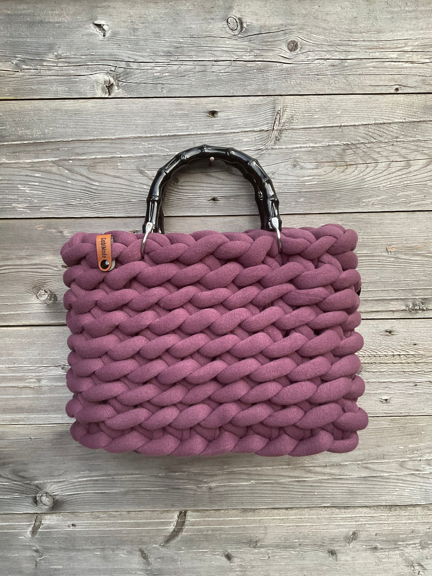 Eine gestrickte Tasche in Plum mit Bambusgriffen 