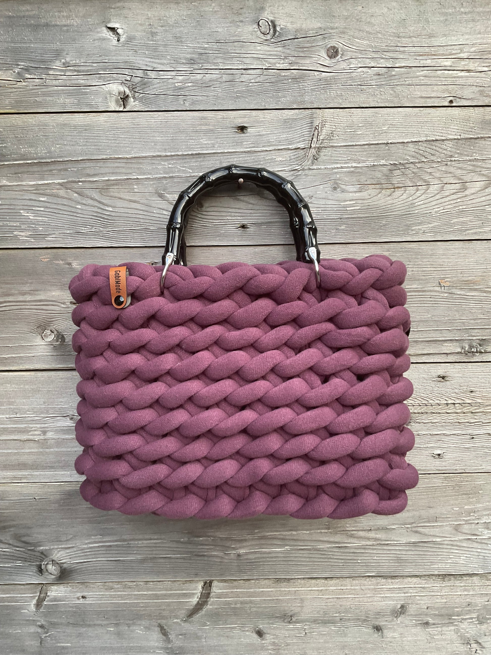 Eine gestrickte Tasche in Plum mit Bambusgriffen 