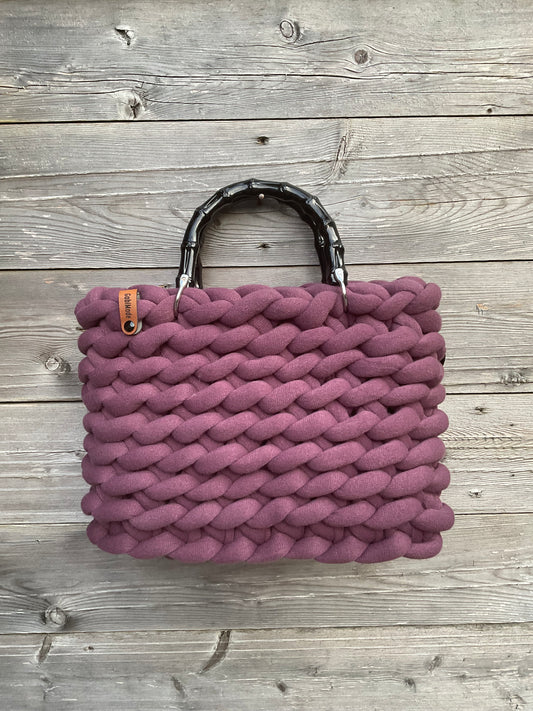 Eine gestrickte Tasche in Plum mit Bambusgriffen 