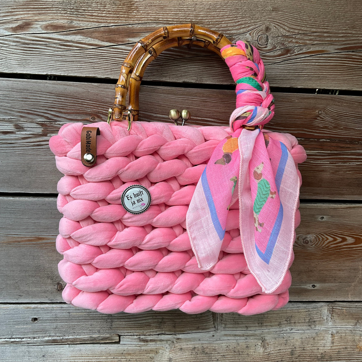 Eine gestrickte Trachtentasche mit Tuch und Bambusgriffen 