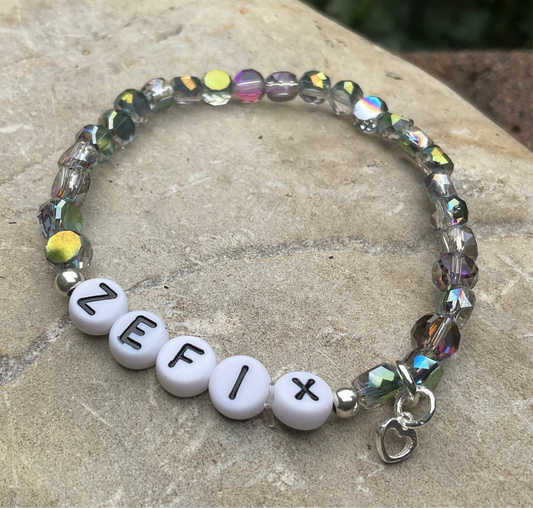 Ein Armband aus Glasschliffperlen und Zefix 