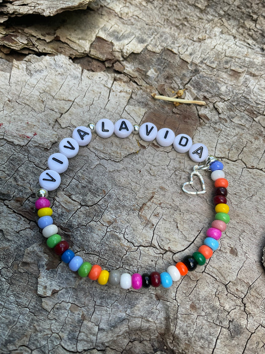 Ein Armband aus bunten Glasperlen mit VivaLaVida und Herzanhänger 
