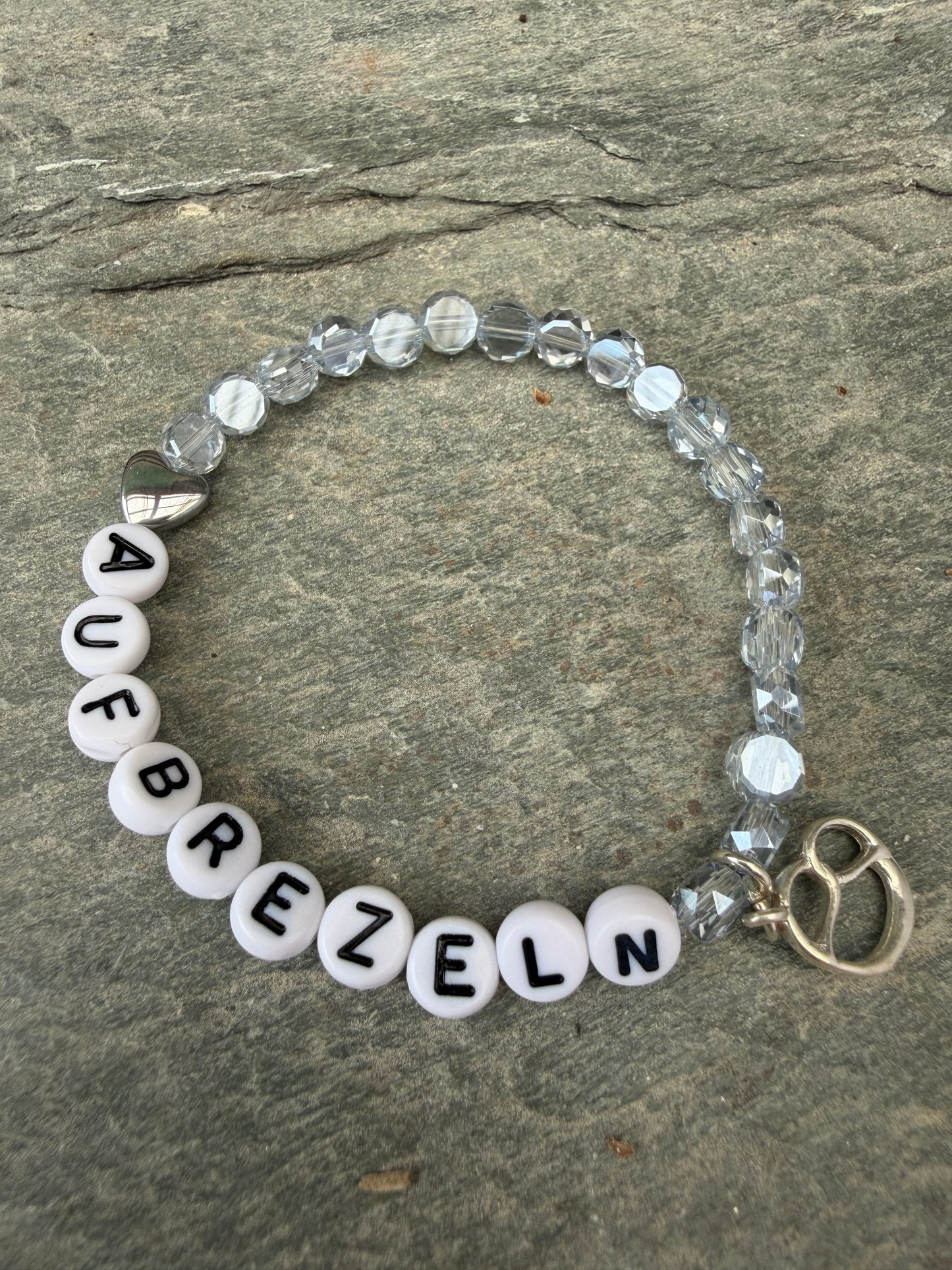 Armband aus böhmischen Perlen und brezelanhänger