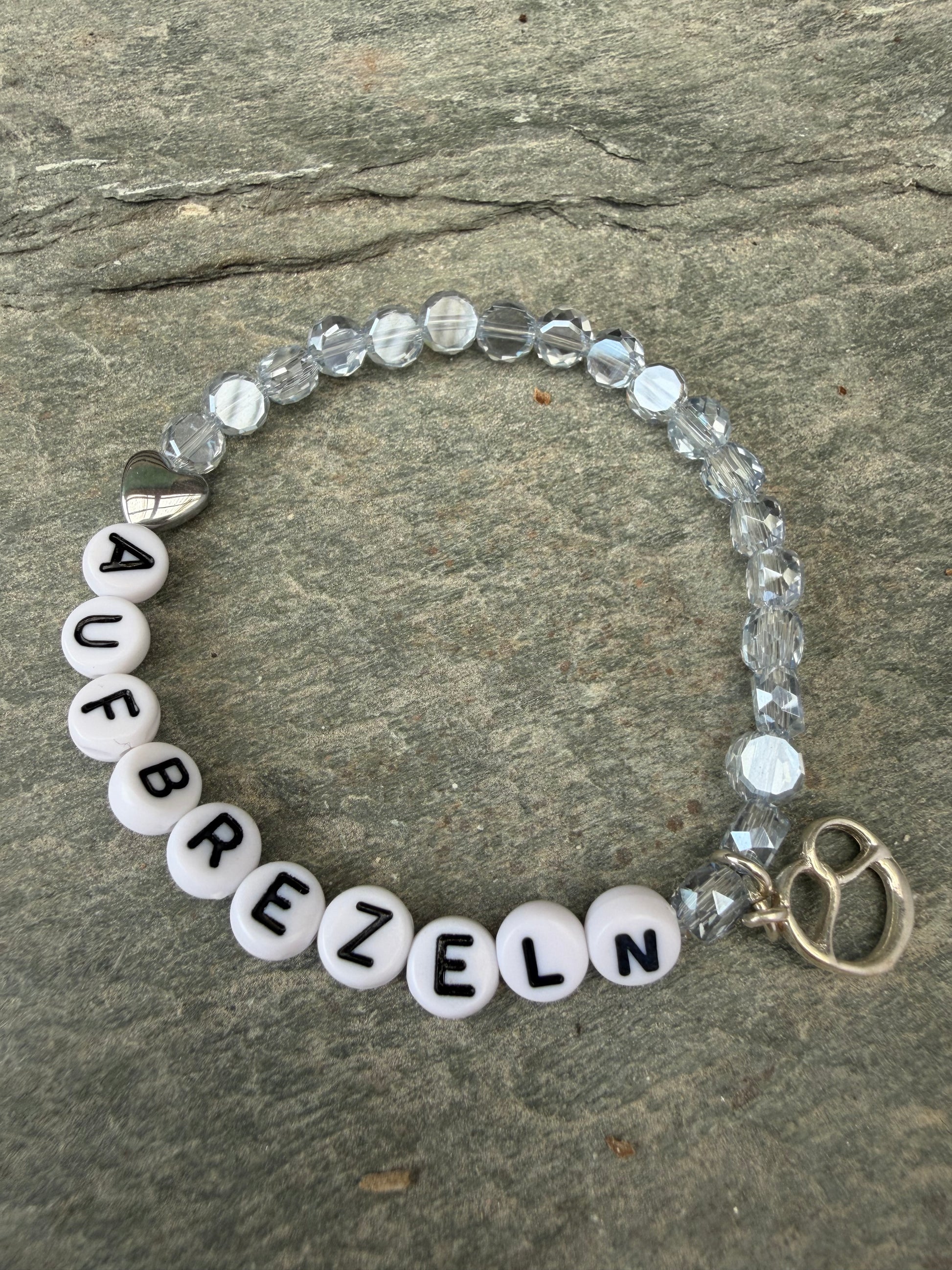 Armband aus böhmischen Perlen und brezelanhänger
