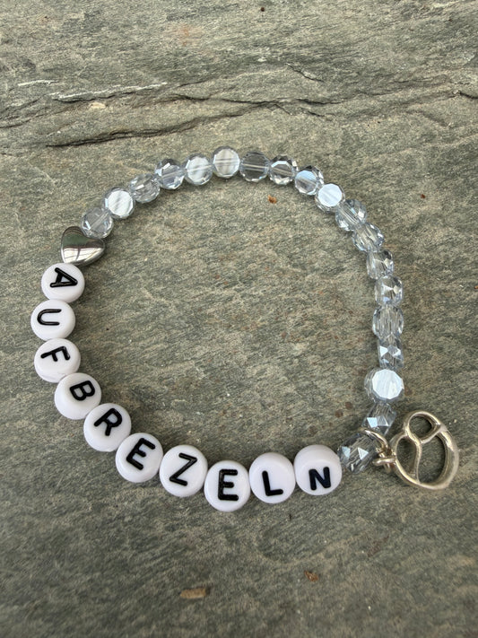 Armband aus böhmischen Perlen und brezelanhänger
