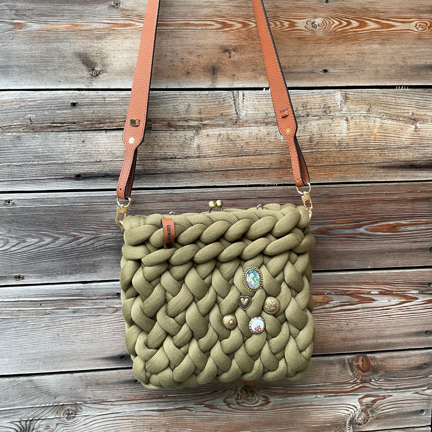 Crossbody Trachtentasche in oliv gestrickt mit Trachtenknöpfen