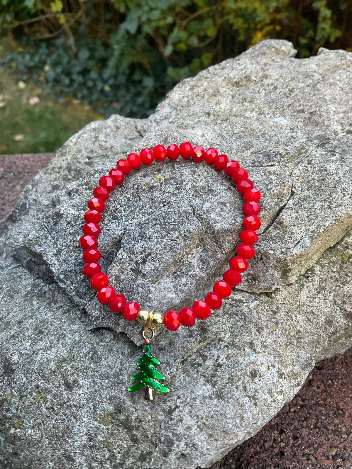 Ein rotes Perlenarmband mitweinen emaillierten Tannenbaum Anhänger 