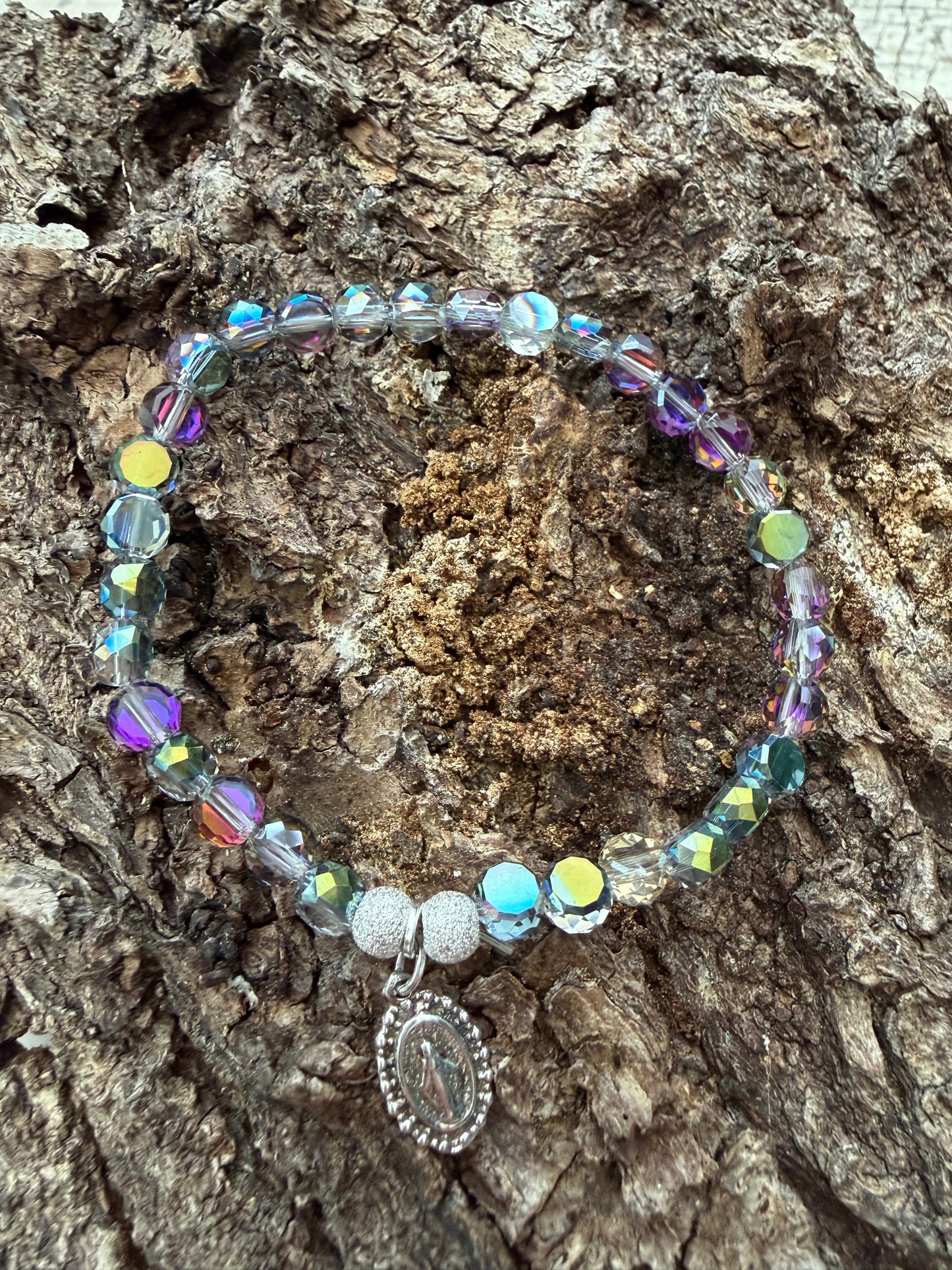 Ein schimmerndes Perlenarmband mit Madonnen Anhänger 