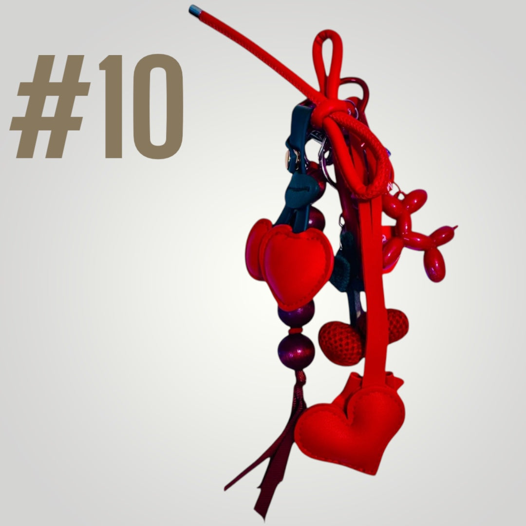 Ein Taschenanhänger in Rot mit Herz, Kirschen und Ballonhund