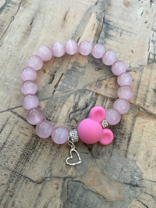 Ein rosa perlenarmband mit Micky Maus und Herz 