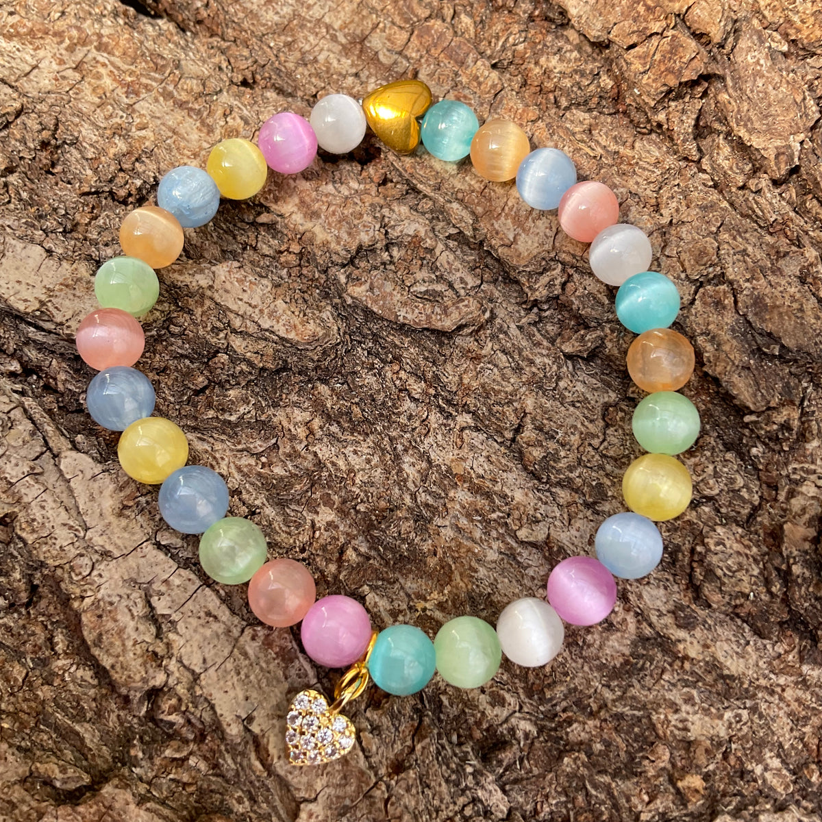 Buntes Perlenarmband mit glitzernden Herzanhänger 