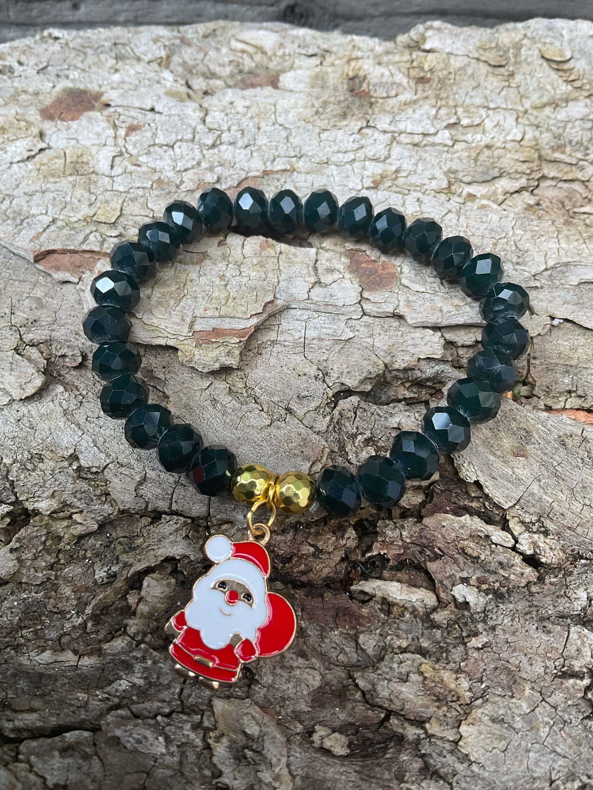 Ein Perlenarmband mit Nikolaus Anhänger 