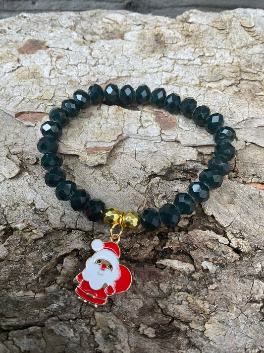 Ein Perlenarmband mit Nikolaus Anhänger 