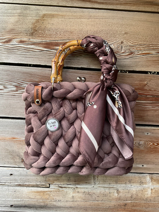 Eine braune gestrickte Trachtentasche mit Bambusgriffen 