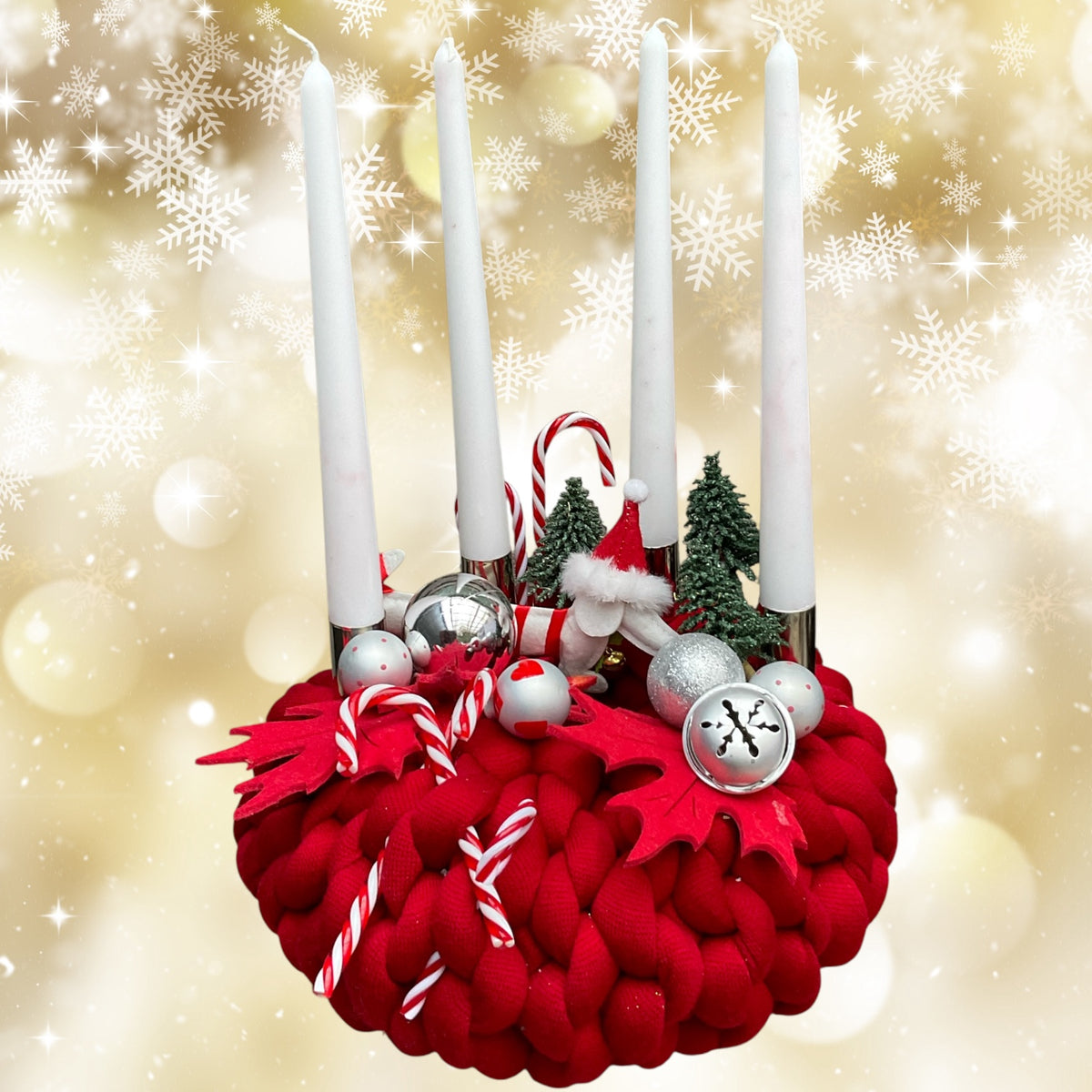 Ein gestrickter roter dekorierter Adventskranz 27cm