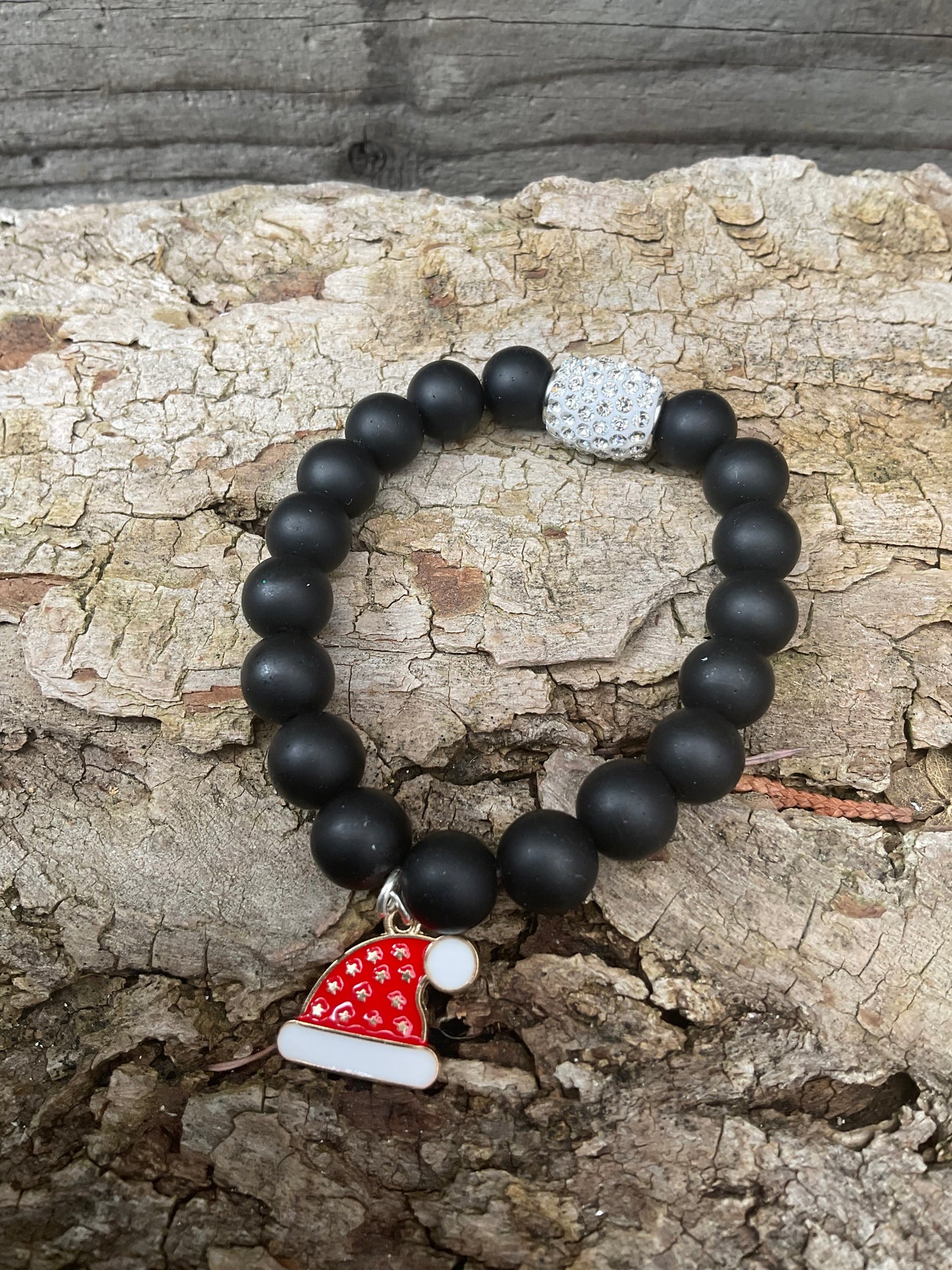 Ein Perlenarmband mit Glitzer und Anhänger 