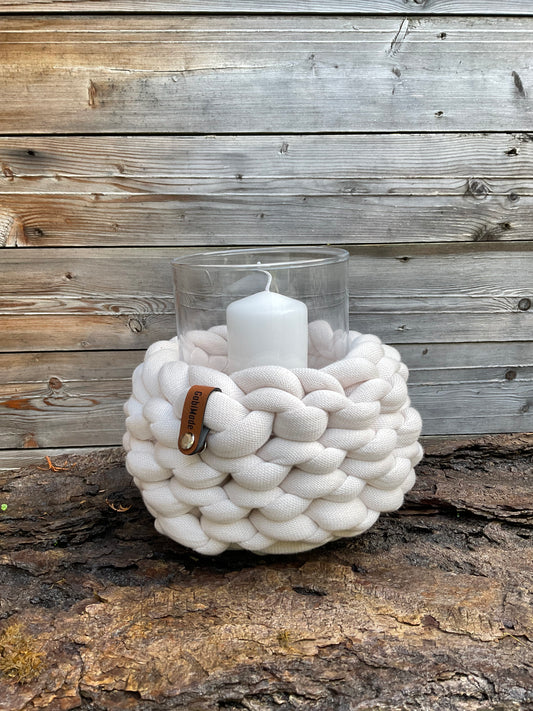 Ein gestricktes Windlicht in Creme