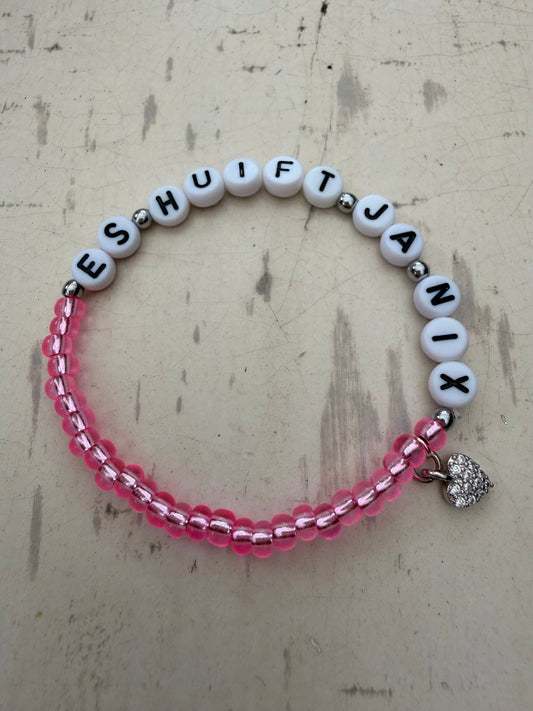Ein pinkes Perlenarmband mit es huift ja nix
