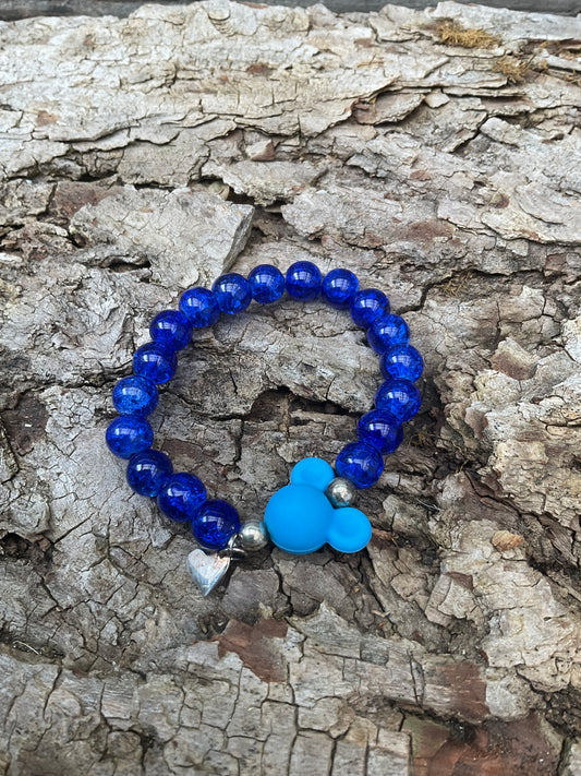 Ein dunkelblaues perlenarmband mit MickeyMouse und Herz 