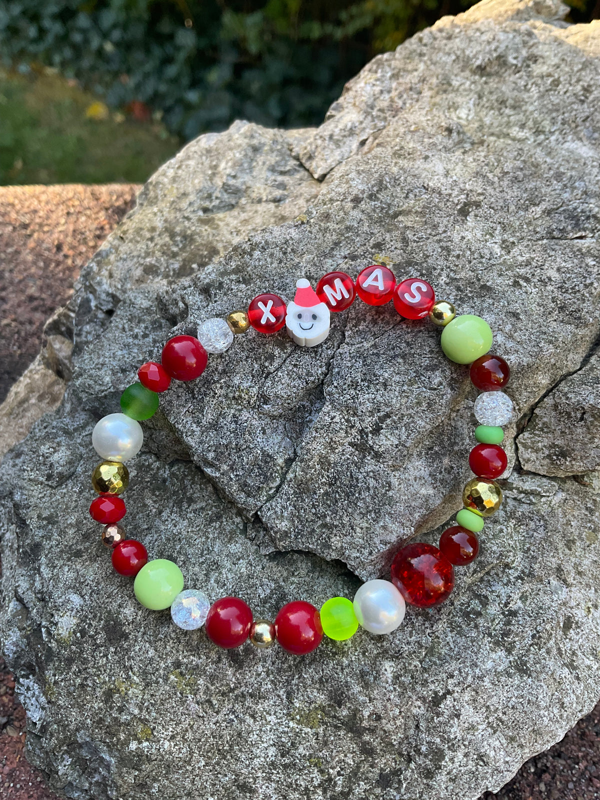 Ein buntes Perlenarmband mit Nikolaus 