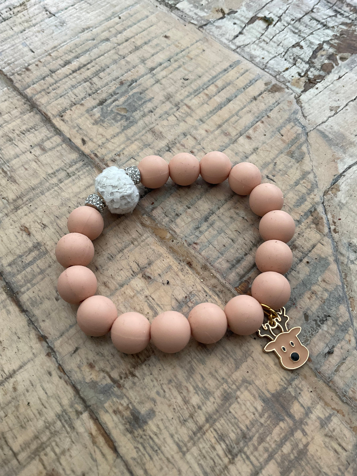 Ein Armband aus Silikon Perlen und Rentier Anhänger 