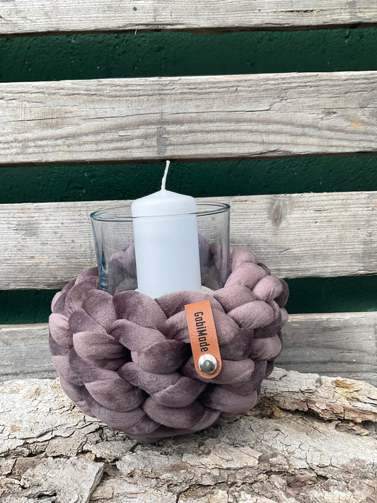 Ein gestricktes Windlicht aus samt in braun 