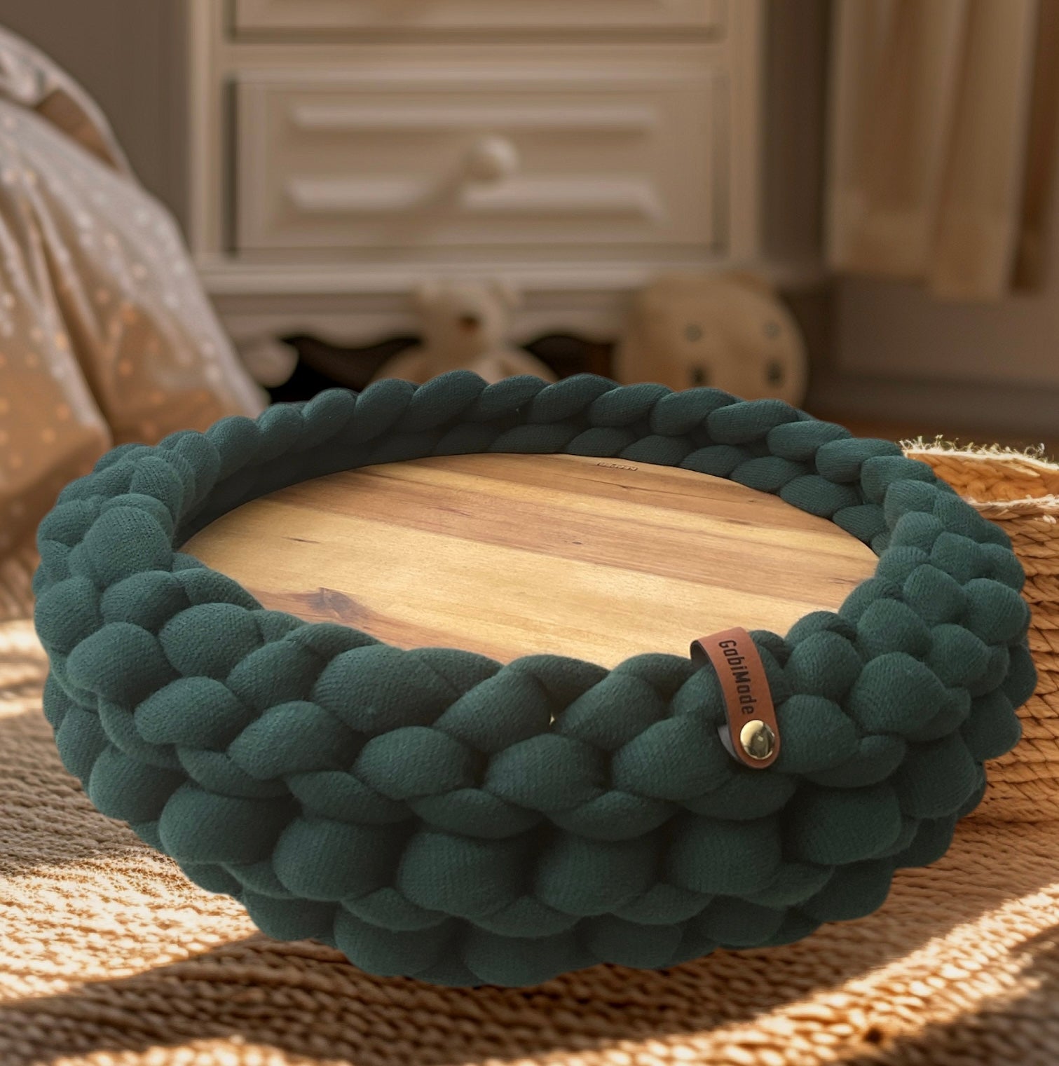 Ein gestricktes dunkelgrünes Tablett mit holzteller