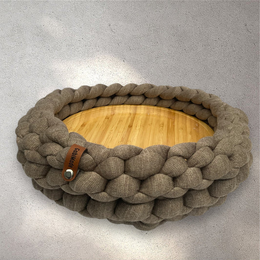 Ein gestricktes braunes Tablett mit Holzplatte 