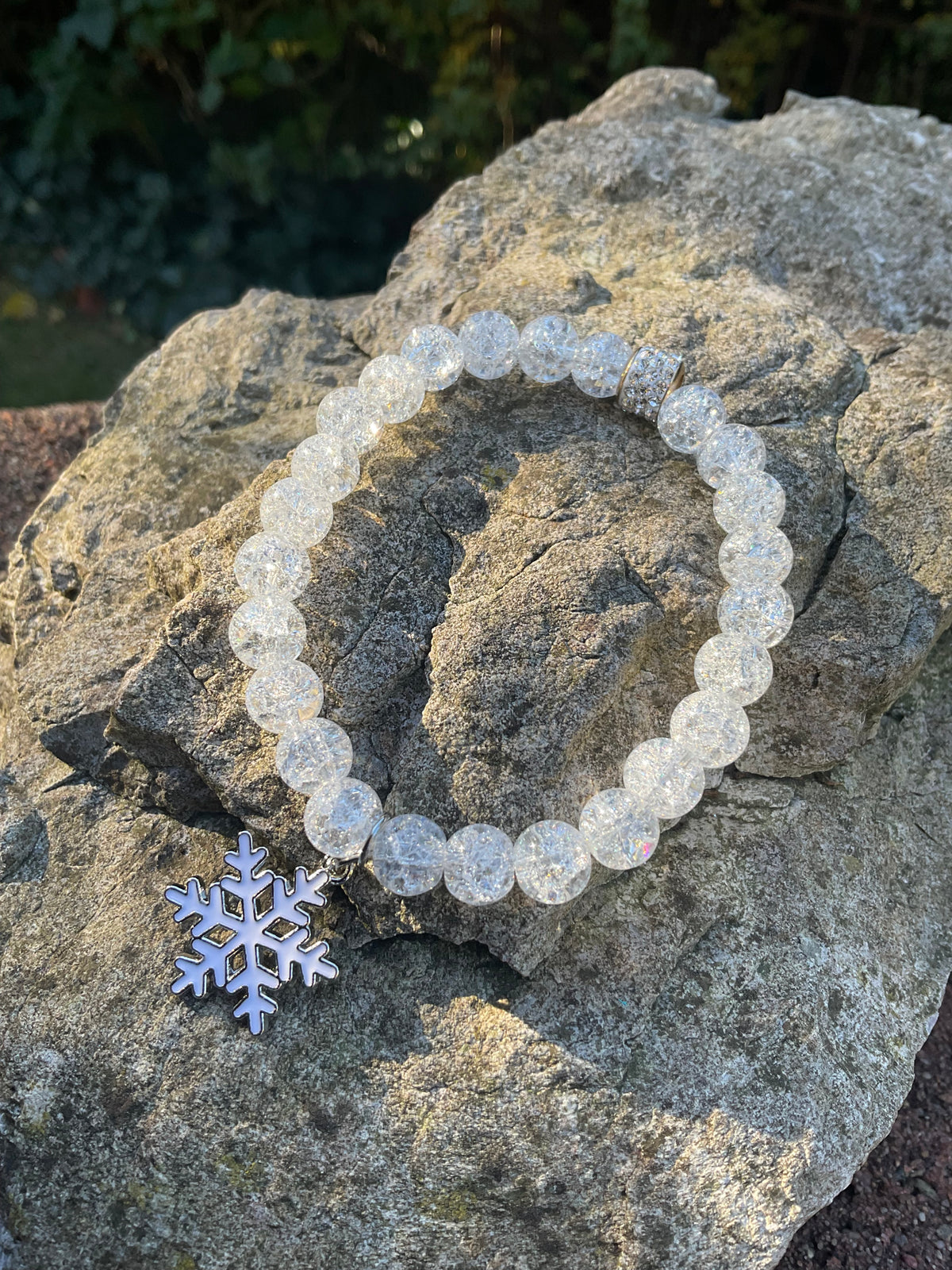 Ein Armband aus Bergkristall mit Schneeflocke 