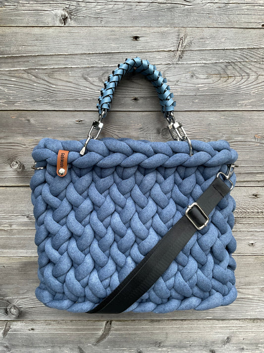 Eine gestrickte blaue Tasche mit passenden Griffen 