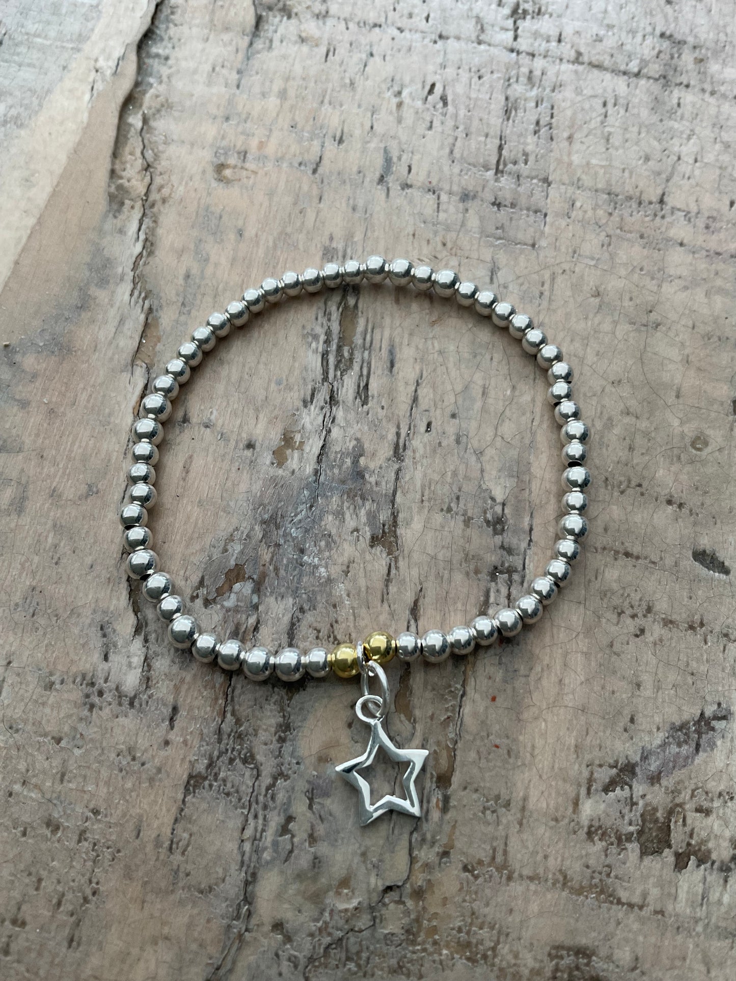 Silbernes Perlenarmband mit Sternanhänger 