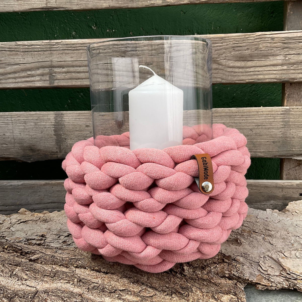 Ein gestricktes rosa Windlicht mit Glaseinsatz 