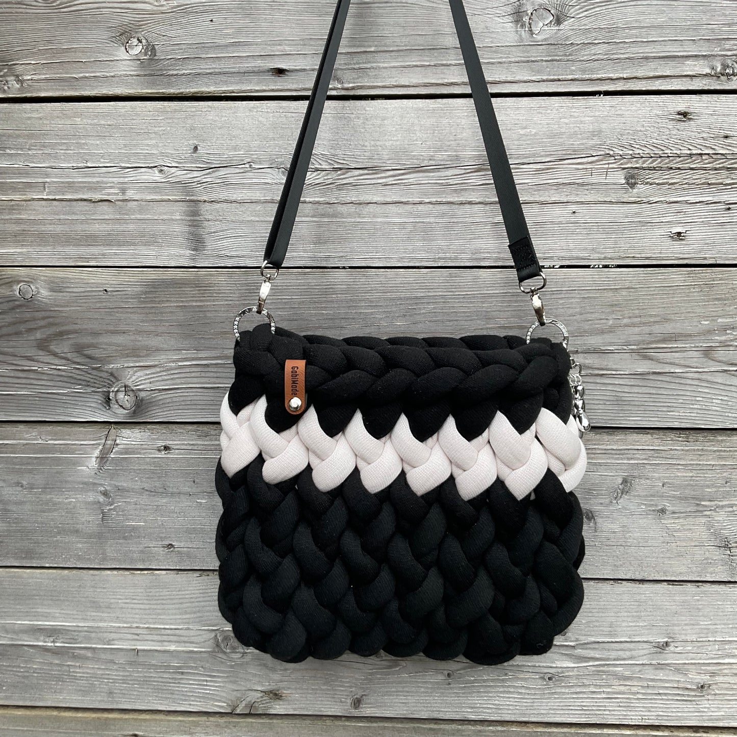 Eine gestrickte S/W Crossbody Tasche 