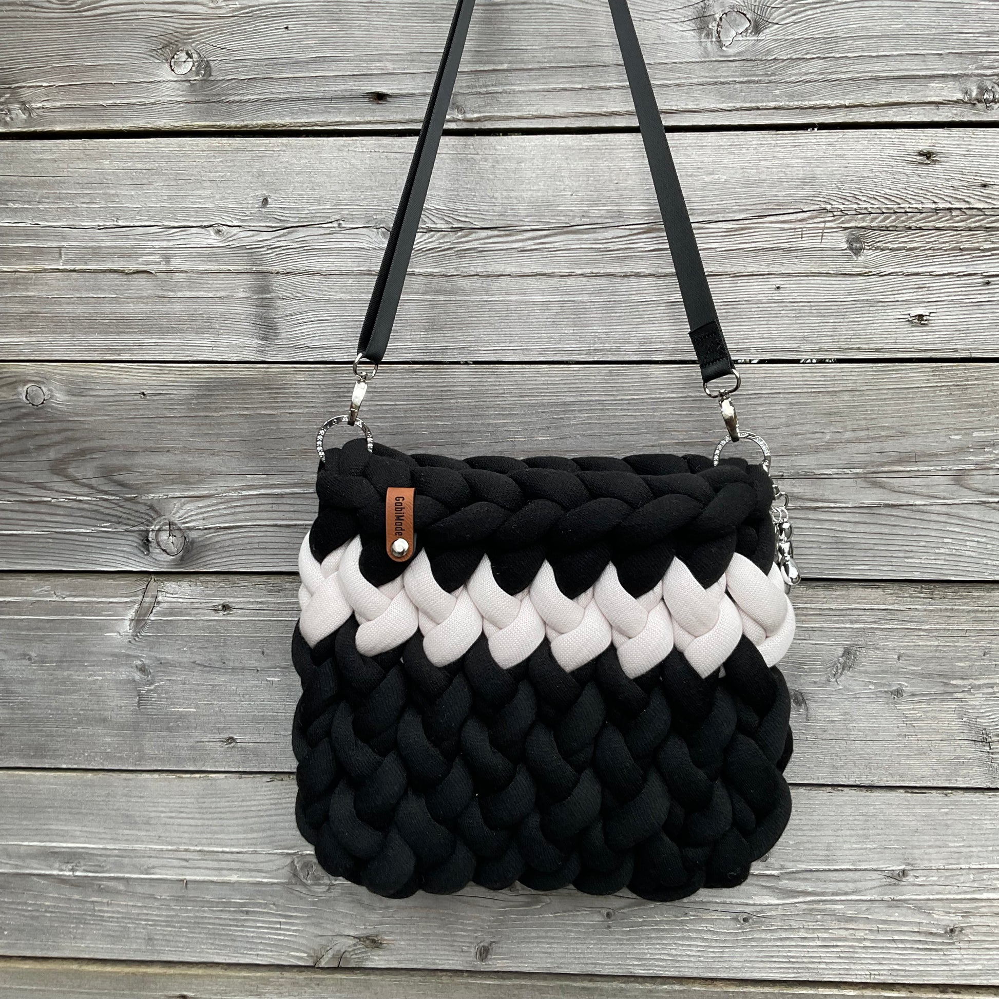 Eine gestrickte S/W Crossbody Tasche 