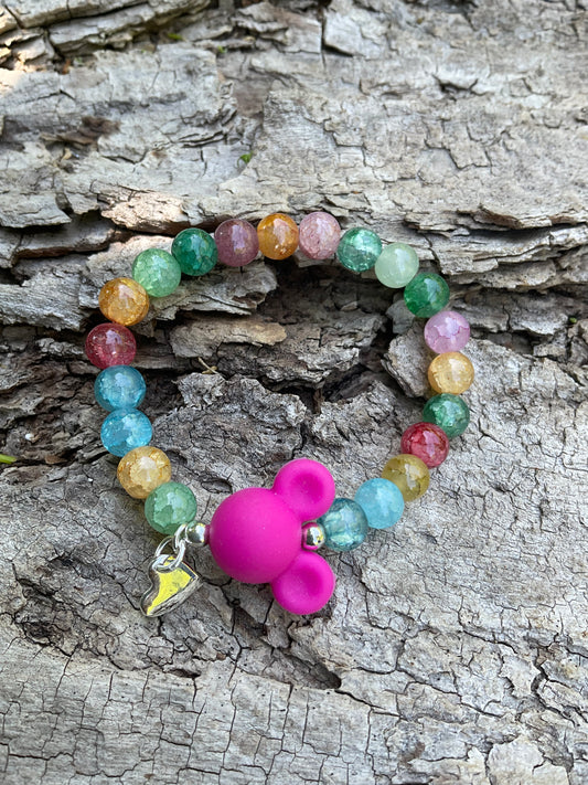 Ein buntes Perlenarmband mit einer pinken Mickey Mouse und einem Herzanhänger.