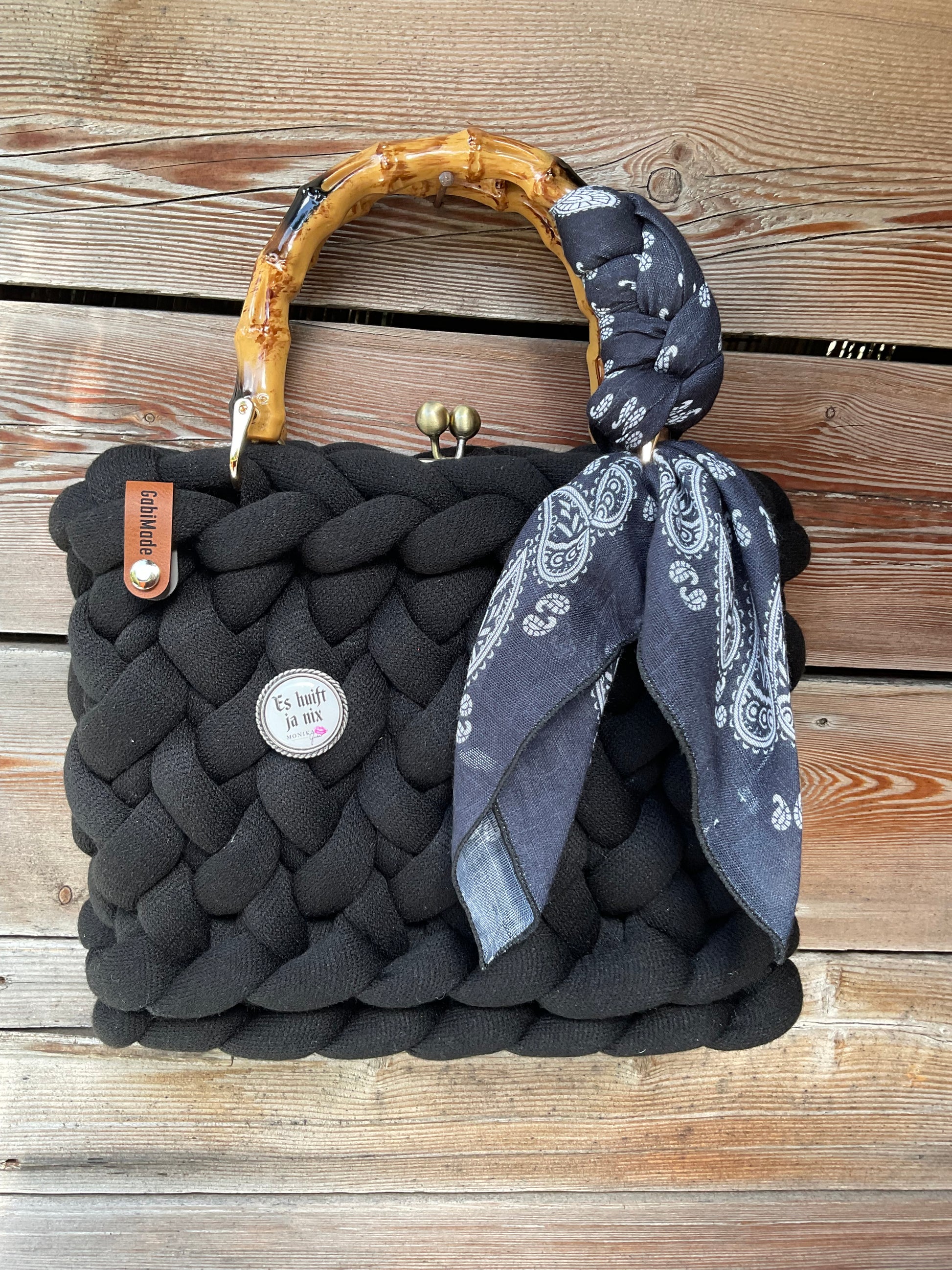 Eine schwarze gestrickte Trachtentasche schwarz mit Bambusgriffen 