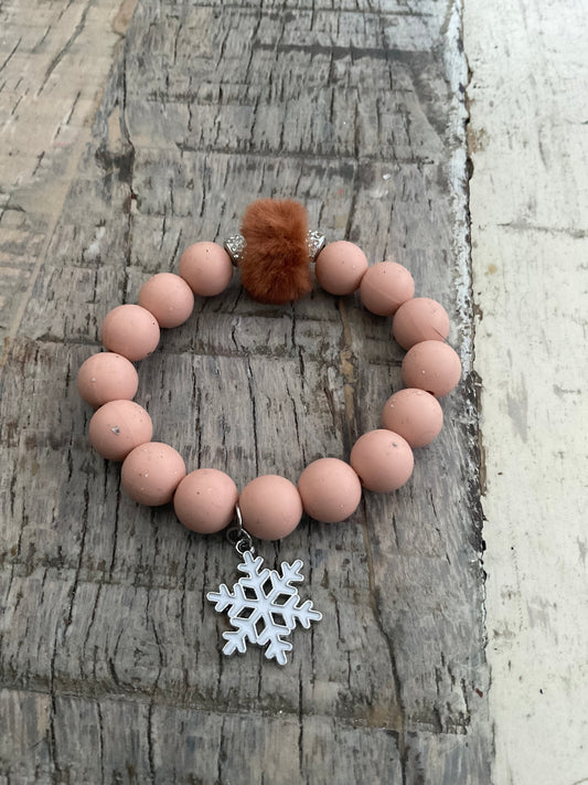 Ein Armband aus Silikon Perlen mit Schneeflocken Anhänger 