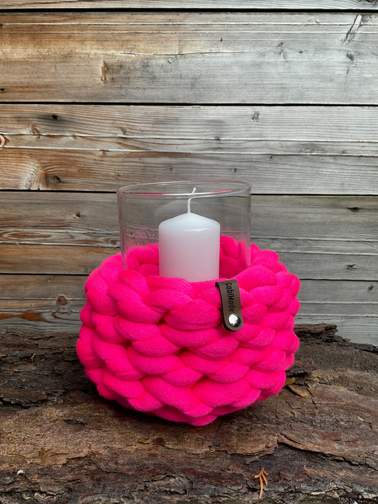 Ein pinkes gestricktes Windlicht 